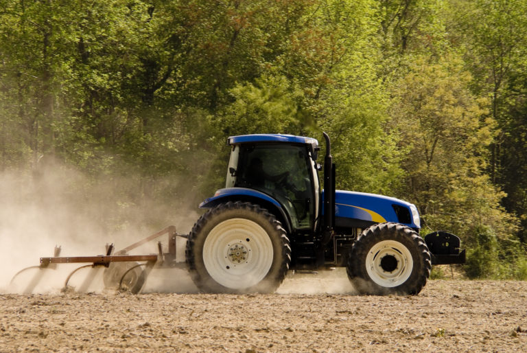 Tractor_COLOURBOX6314218.jpg