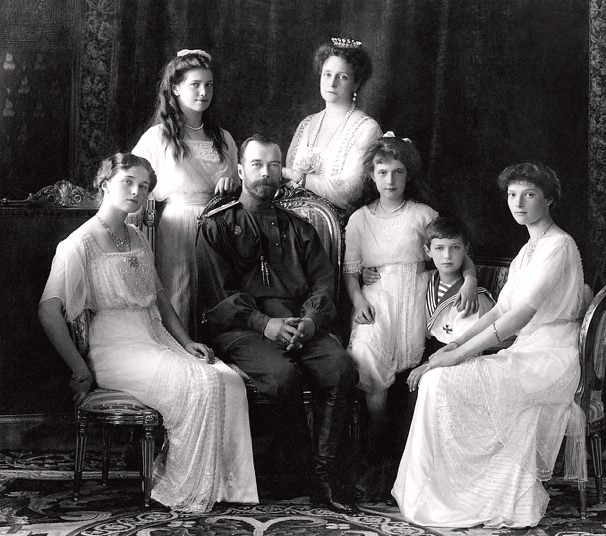 Portrait of the Romanov family taken in 1913