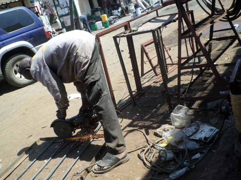 Worker using a metal-cutter_4489.JPG