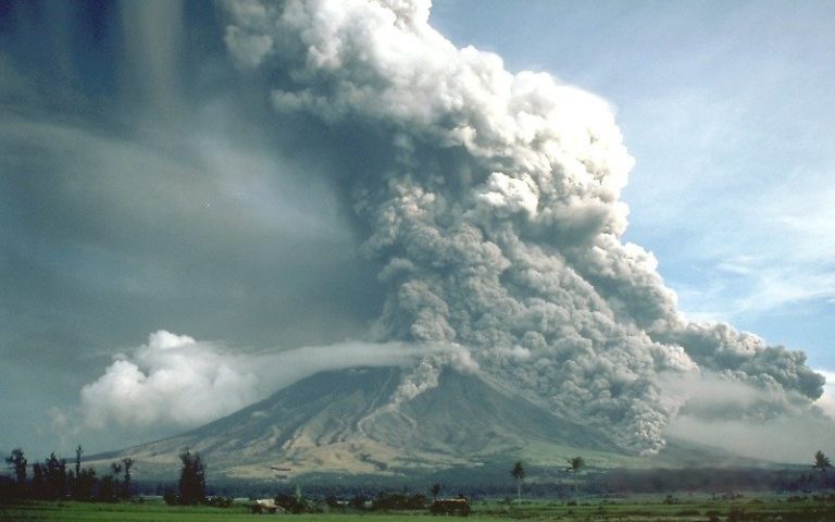 巨大的马荣火山的火山灰云滚滚,菲律宾,随后的崩溃导致火山碎屑流的火山