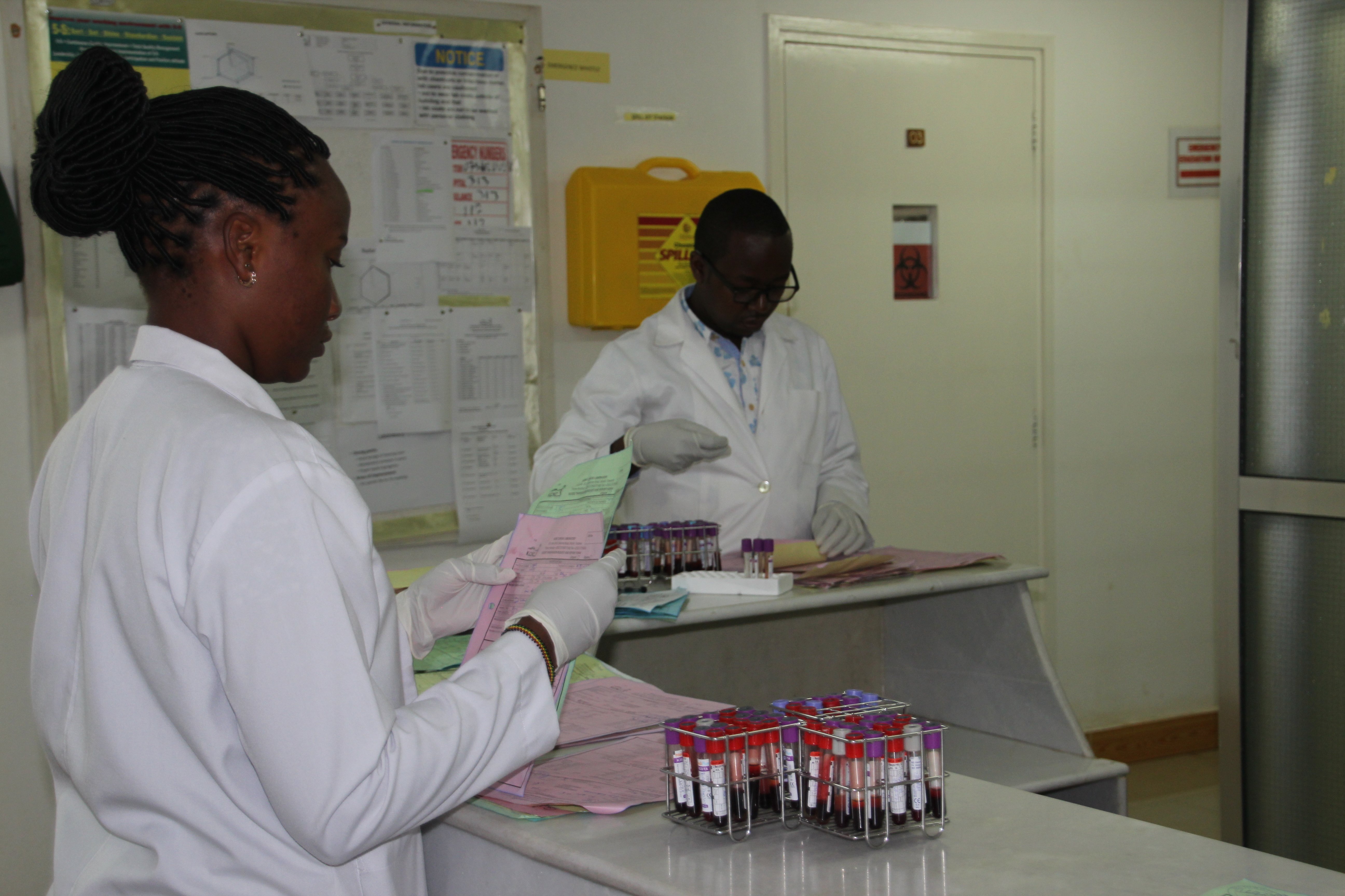 Laboratory workers wearing white uniforms_3881.JPG