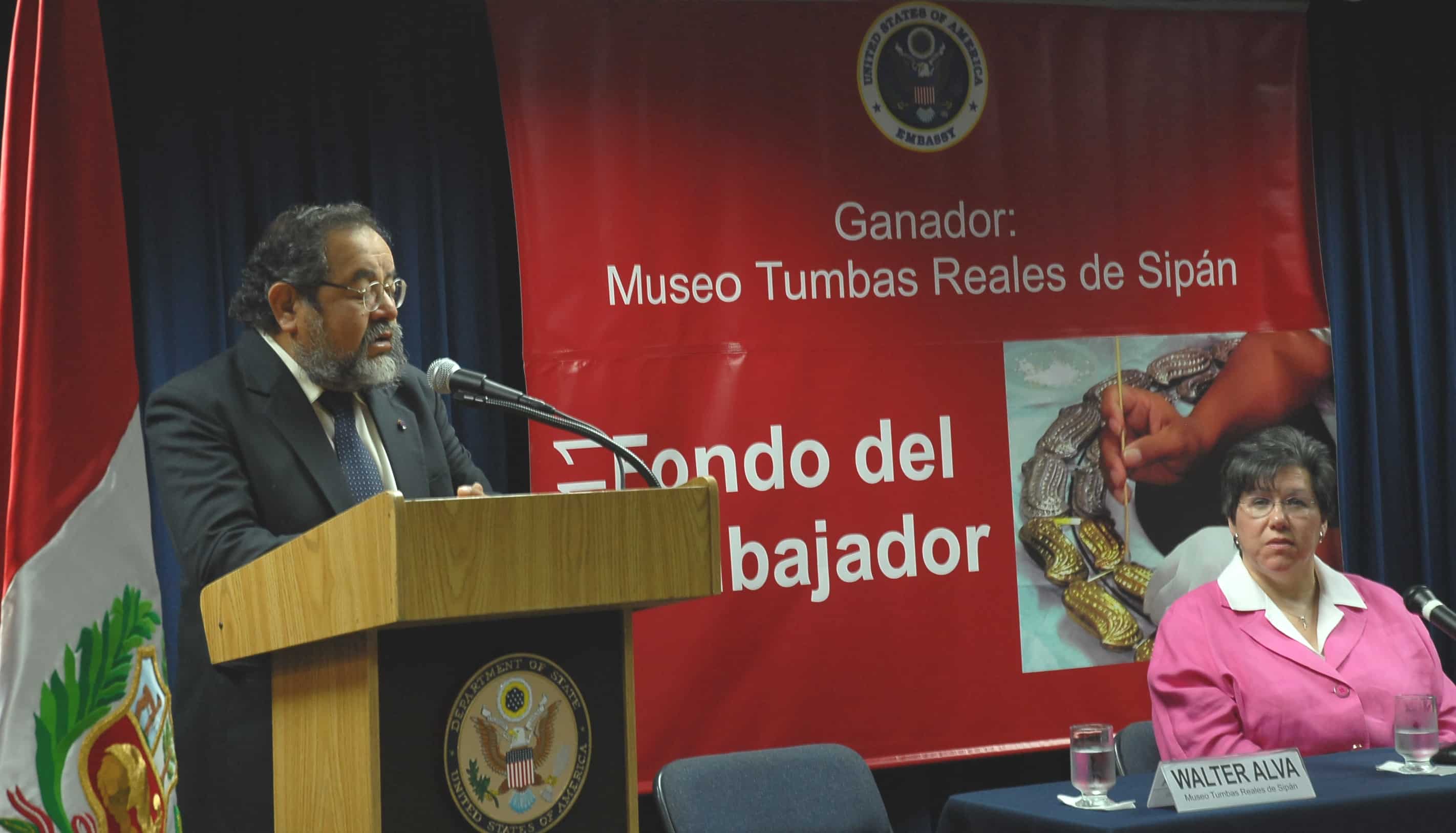 Embajada de EEUU Perú Walter Alva speaking at the US embassy in Peru in 2011.