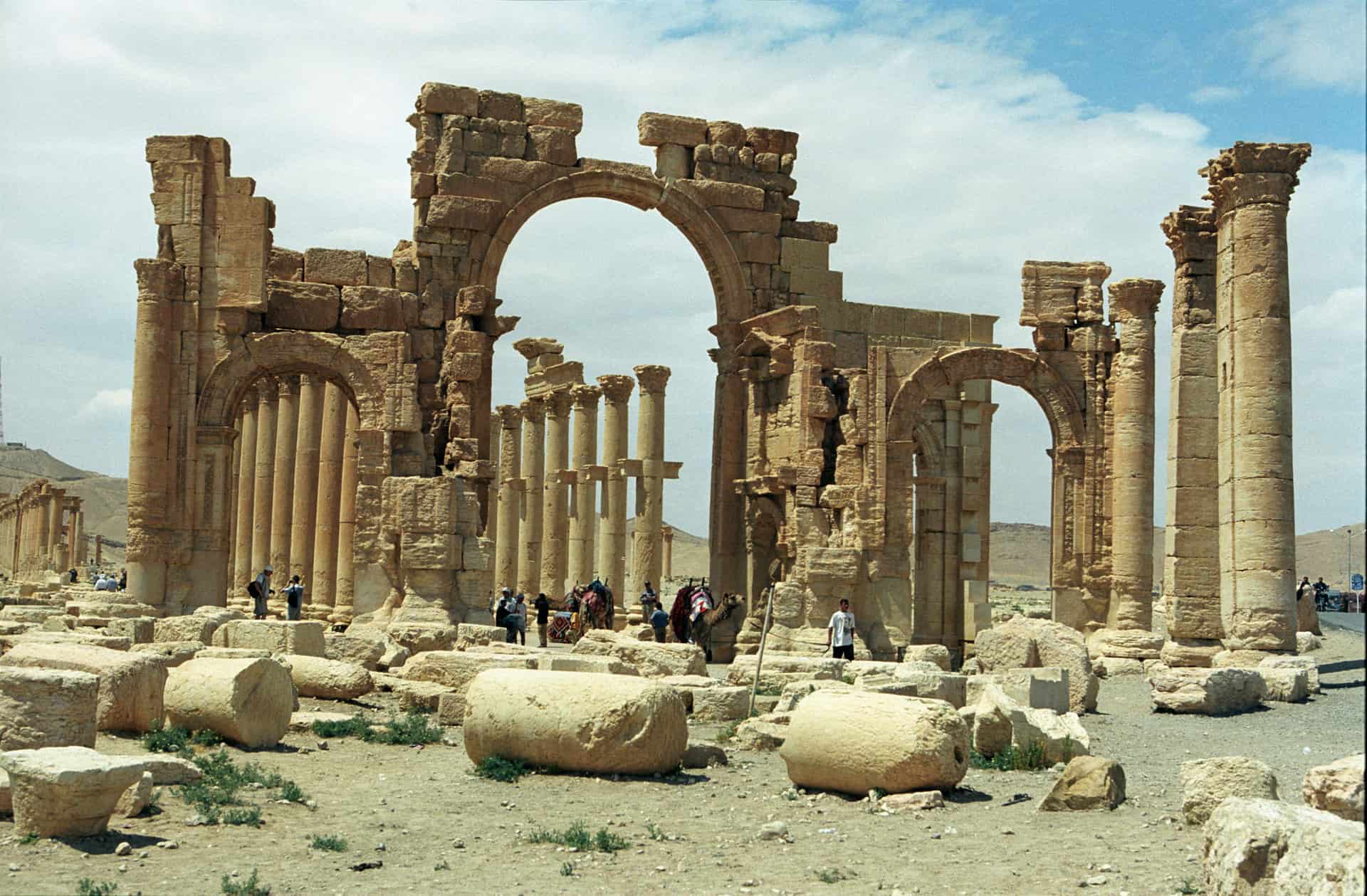 Jerzy Strzelecki An arch in Palmyra's colonnade.