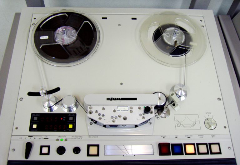 A magnetic tape recorder and splicing block