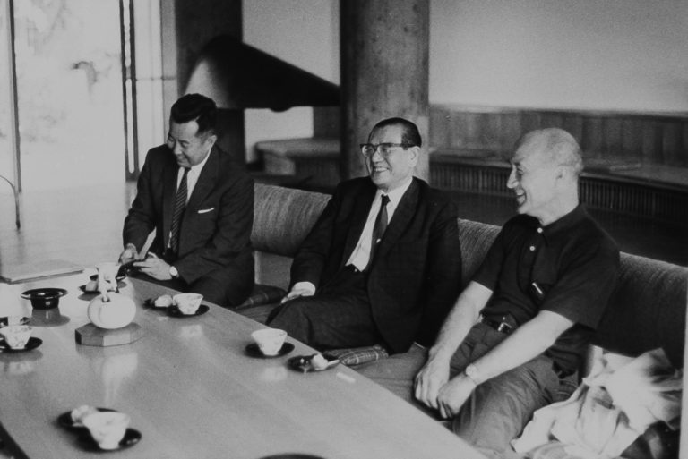 Isamu Noguchi visiting Keio
