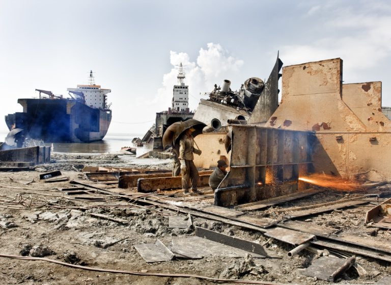 Ship_Breaking_by_Gas_Cutting_in_Bhatiary_Yard_01,_Chittagong_Bangladesh.jpg