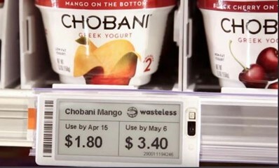 fotografía de productos lácteos en un estante de supermercado con una etiqueta dinámica de Wasteless que muestra los precios variables de productos con diferentes fechas de caducidad.