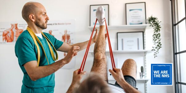 Physiotherapist performs physiotherapy on patients leg during online course
