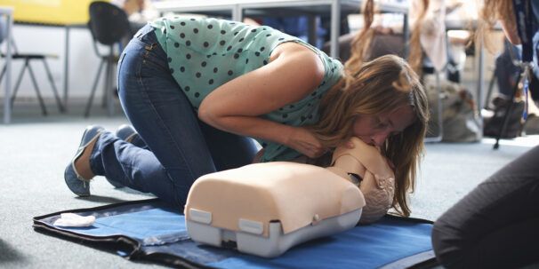 Woman learns how to do CPR