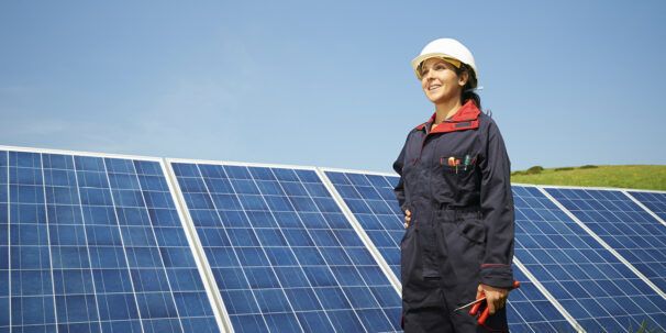 Un travailleur durable examine des panneaux solaires
